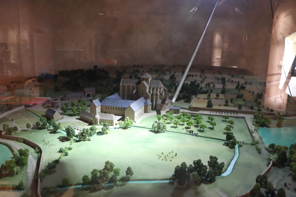 Vincent Hubert passe la soufflerie sur la maquette avec son collègue qui l'éclaire pour qu'il puisse voir où sont les souillures