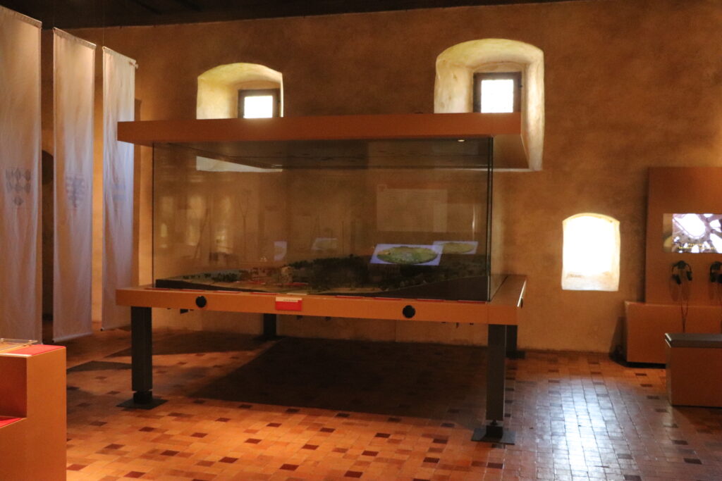 Aperçu de la grandeur de la maquette faite par Vincent Hubert dans la pièce où elle est en exposition